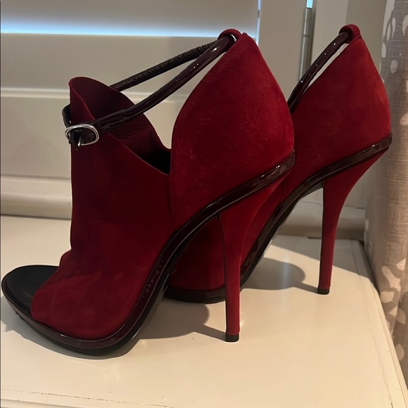 Balenciaga Elegant Red Suede Peep-Toe Heels - Picture 5 of 7